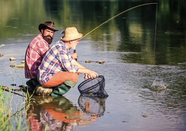 Conceito de relaxamento. passatempo de peixe de mosca de homens em camisa quadriculada. pesca da reforma. Dois amigos a pescar juntos. Captura e pesca. felizes pescadores amizade. aposentado pai e barbudo filho — Fotografia de Stock