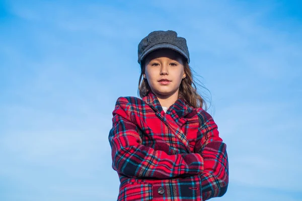 Glada parisiska barn har lång frisyr. stilren unge bär trendig fransk mössa. säsongsbetonat höstmode utseende. tonårstjej i rutig jacka. Lycklig barndom. skönhet och mode — Stockfoto