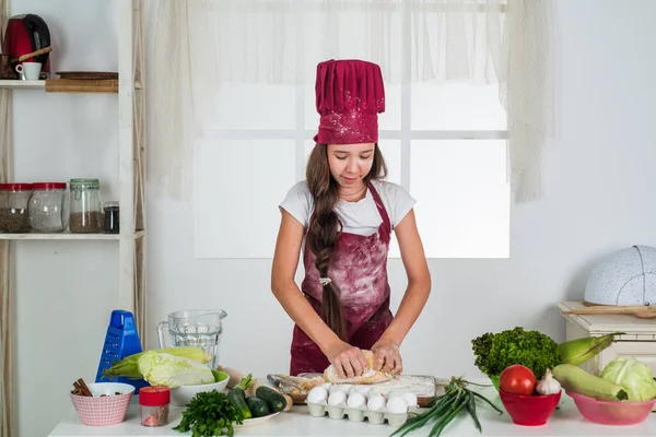 Девушка будущий шеф-повар готовит еду, здоровое питание — стоковое фото
