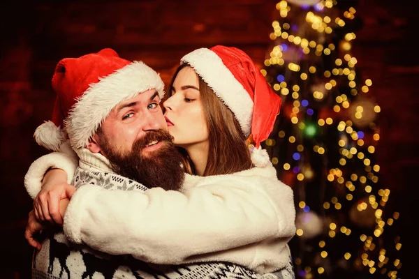 Baiser d'amour. Joyeux Noël. l'amour est dans l'air. week-end vacances en famille. amoureux de l'arbre décoré. soldes d'achats d'hiver. heureux couple Père Noël amoureux. célébrer le nouvel an ensemble. cadeaux de Noël — Photo