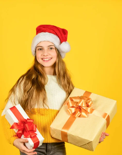 Malá veselá holčička drží dárkovou krabičku. Spokojen s nákupem. Nákupní den. Vybírání dárků pro rodinu. Malá roztomilá dívka připravuje vánoční dárky. Přijímám dárky. Vánoční dárky pro děti — Stock fotografie