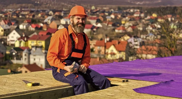 Telhado de reparação mestre profissional. Instalação de telhado plano. feltro para telhados. Trabalhador do telhado em desgaste de trabalho de proteção. novo telhado em construção edifício residencial. uso construtor broca. Planeamento do Foreman — Fotografia de Stock