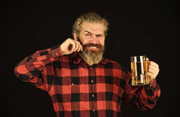 Alkoholgetränk. Hipster an der Theke. Spaß haben. Moderne Hipster betrinken sich. Durst braucht großes kaltes Bier. Brutaler Bärtiger trinkt Bier. Bierkneipe. Barkeeper in der Bar. Mann hält Bierkrug in der Hand — Stockfoto