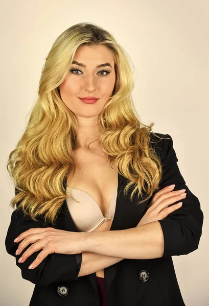 Ich liebe ihren neuen Stil. modische Frau kleidet sich stilvoll. sexy Blondine mit elegantem Make-up. Mode und Schönheit. hübsche Frau im Friseursalon. Damenbekleidung Boutique. Frau hat lange lockige Haare — Stockfoto