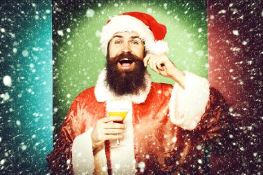 Gülümseyen sakallı Noel Baba, renkli stüdyo geçmişine sahip.