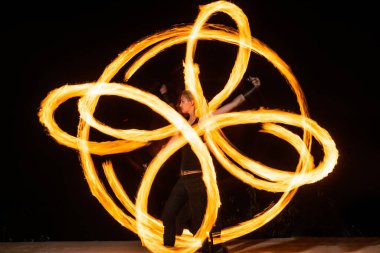 Etkinliğinizi olağanüstü kılın. Şehvetli kız karanlıkta sonsuz dönüşler yapar. Yanan poi dönüşü. Yangın gösterisi. Tatil kutlaması. Gece partisi. Parlak ışıklar. Herhangi bir olaya kıvılcım ekleniyor