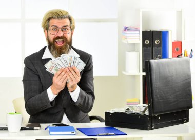 Birikim. Davalı başarılı bir iş adamı. İnternetten sahte para kazanıyorlar. Rüşvet ve para aklama. Dolar nakit para. Zengin ve zengin. Kirli para kavramı. Adamın işi başarılı oldu.