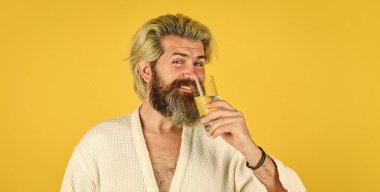 Susuz kalmamak. Vücuttaki su dengesi. Gün boyunca iç. Bornozlu hippi adam. Su bardaklı mutlu adam. Su bardağı iç. Nemlendirici. Susuz kalmayın.