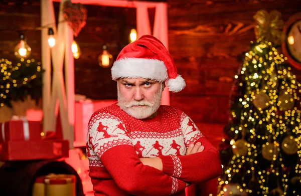 伝統に固執する。12月発売。ニットセーター。新年を祝いなさい。冬の伝統。サンタクロース。スタイリッシュな老人。サンタ先輩はセーターノルディックパターンを着ています。クリスマスの伝統 — ストック写真