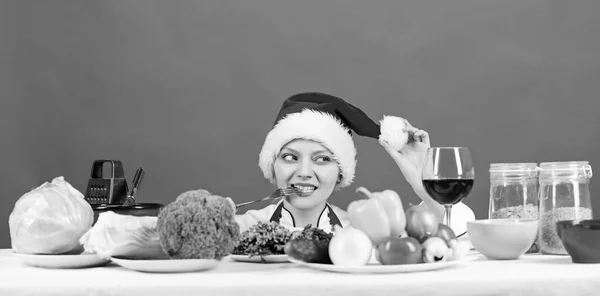 Sağlıklı Noel tatili tarifleri. Kadın aşçı ya da ev hanımı Noel Baba şapkası takarken yemek yapıyor. En iyi Noel tarifleri. Bayram menüsü konsepti. Noel yemeği fikri. Noel partisi için kolay fikirlerin tadını çıkar. — Stok fotoğraf