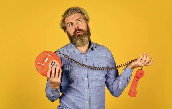 Καμία σύνδεση. ρετρό τεχνολογία στη σύγχρονη ζωή. Ο νεαρός μιλάει στο τηλέφωνο. Ανώτερος hipster άνθρωπος δείχνει παλιό τηλέφωνο. βάναυσος τύπος με τηλέφωνο. ώριμος γενειοφόρος άντρας μιλάει στο ρετρό τηλέφωνο — Φωτογραφία Αρχείου