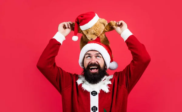 Barbudo santa man hold juguete en sombrero sonriendo mientras se preparan para celebrar la fiesta de año nuevo feliz y fiesta de Navidad en invierno va a tener regalos de Navidad, tienda de juguetes —  Fotos de Stock