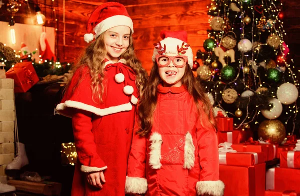 Fiesta de Navidad. Venta de compras de invierno. Las hermanitas quieren regalos. La época de Navidad. Amo las vacaciones de invierno. Niña pequeña con sombrero rojo de santa. esperar a regalo de Navidad. Feliz familia celebrar el año nuevo —  Fotos de Stock