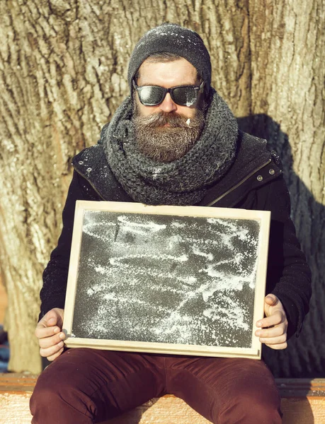 Vinter skäggig man med ombord — Stockfoto