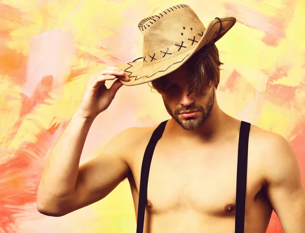 Caucásico barbudo sexy macho hombre en vaquero sombrero — Foto de Stock