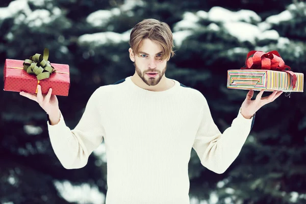 Hombre guapo con caja presente en invierno al aire libre — Foto de Stock