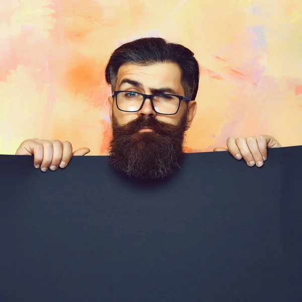 Mężczyzna z brodą, brutalny biały hipster z wąsami w okularach — Zdjęcie stockowe