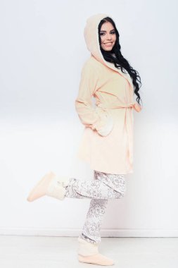 Güzel makyajlı ve beyaz arka planda dalgalı saçlı bir kız..