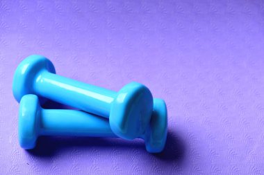 Küçük boy halterler, yaklaşın. Spor ve sağlıklı yaşam tarzı