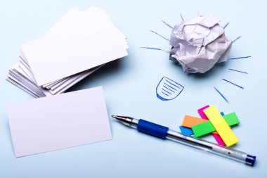 Kırışık kağıt ve çizilmiş ışınlar ampul yapıyor.