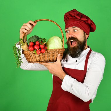 Vejetaryen diyet konsepti. Yeşil arka planda sakallı bir adam..