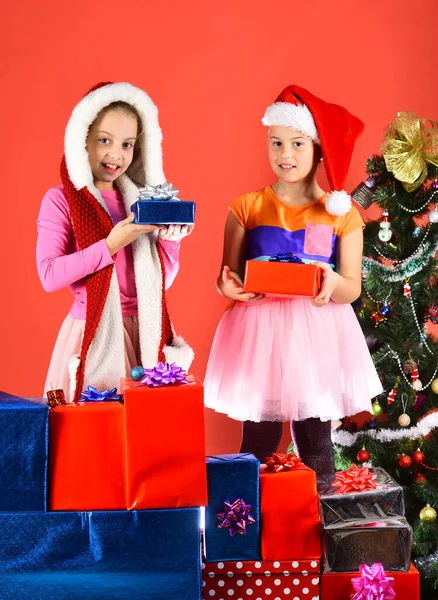 Niños en trajes de Santa Claus con cajas y paquetes de regalo —  Fotos de Stock