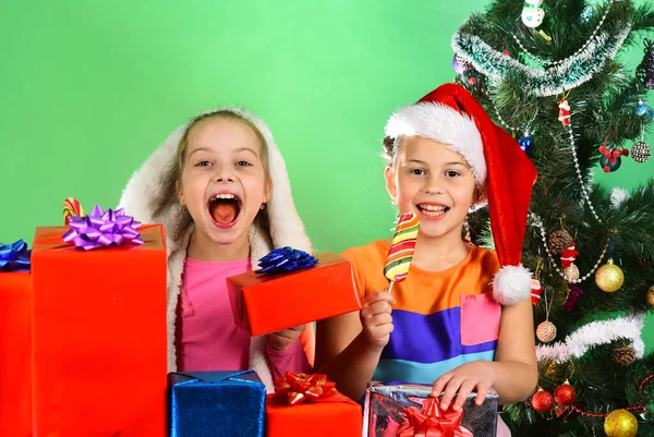 Mädchen feiern Weihnachten, kopieren Raum. Kinder mit aufgeregten Gesichtern — Stockfoto