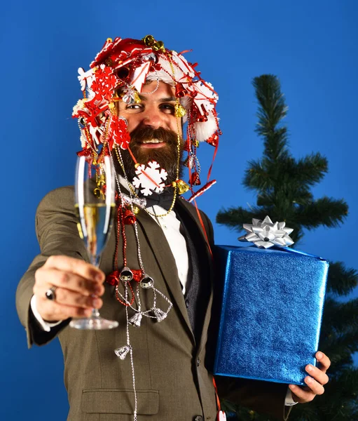 仕事のコンセプトで新年のお祝い。髭を生やしたマネージャー — ストック写真