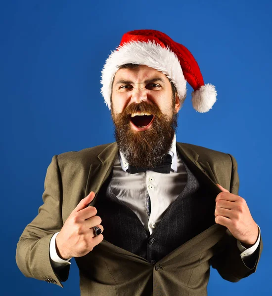 Hombre con barba en traje inteligente y sombrero de Santa. —  Fotos de Stock