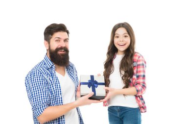 Babalar Günü. En yakını için sürpriz. Özel bir şey. İyi tatiller. Baba ve kızı açık bir hediye. Aile geleneği. Baba ve küçük kız arkadaş canlısı. Saf mutluluk. Joy içeride. İlginç bir kavram.