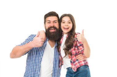 Onay ve destek. Mutlu baba ve küçük çocuk onay işareti gösteriyor. Baba ve küçük kızı onay jesti ile gülümsüyor. Sakallı adam ve tapılası kız onay veriyorlar.