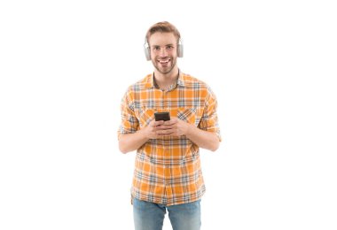 Kulaklar için bir zevk. Müzik konseptinin tadını çıkar Dinlemeyi hak eden en iyi müzik uygulamaları. Guy modern kullanıcı mobil uygulaması. Müzik aboneliği al. Adam memnun müzik dinliyor modern kulaklıklar ve akıllı telefon