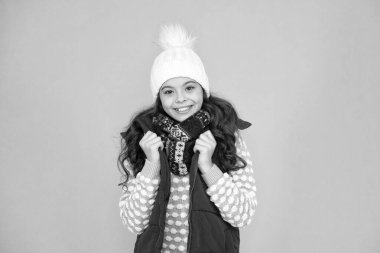 Soğuk kış günleri. Tatil zamanı. Sezon boyunca aktif kal. Çocuk örülmüş kalın elbiseler giyiyor. Kış titreşimleri. Gençlik sokak modası. Kış eğlencesi Herhangi bir havada iyi hissediyorum. Çocukluk anıları. Çocuk bakımı