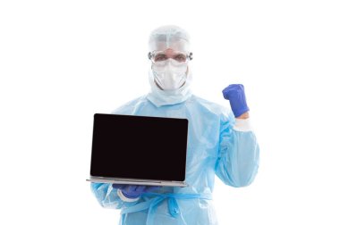 Gerçekten iyi sonuçlar. Kendini izole etme ve karantina sırasında bilgisayarın başında çalışıyor. Coronavirüs salgını ve covid salgını. Evde kal. Mesafe doktoru yardım. Korumada epidemiyoloji uzmanı