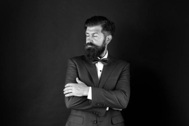 Takım elbiseli, bakımlı bir adam sakalı. Erkek modası ve estetik. Klasik stil estetiği. İş adamı resmi kıyafeti. Erkeksi estetik. Berber kuaförü. Erkekleri daha basit ve daha eğlenceli hale getir.
