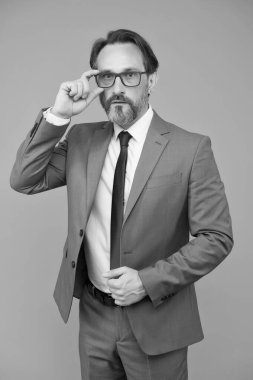 Gözlükleri şaşırtıcı bir şekilde çıkarıyor. Akıllı bir gelecek yaratmak için icat. İş eğitimi. Ciddi bir iş adamı. Yetişkinler için eğitim. Kendi kendine eğitim. Öğretmen konuşmacı. Akıllıca bir kavram