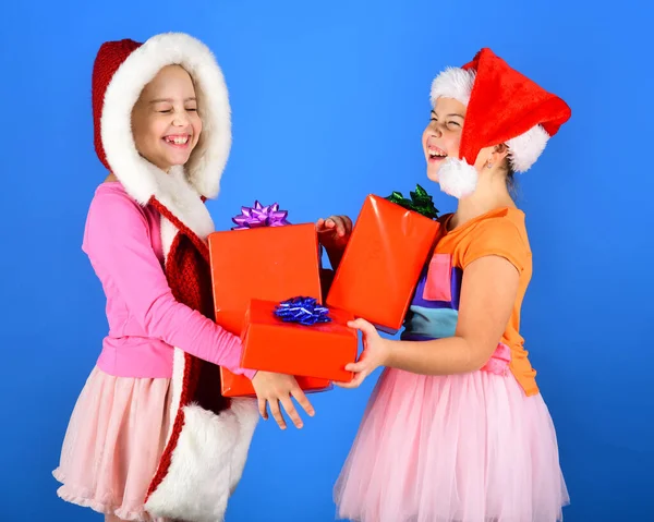 Mutlu yüzlü çocuklar mavi arka planda durur..