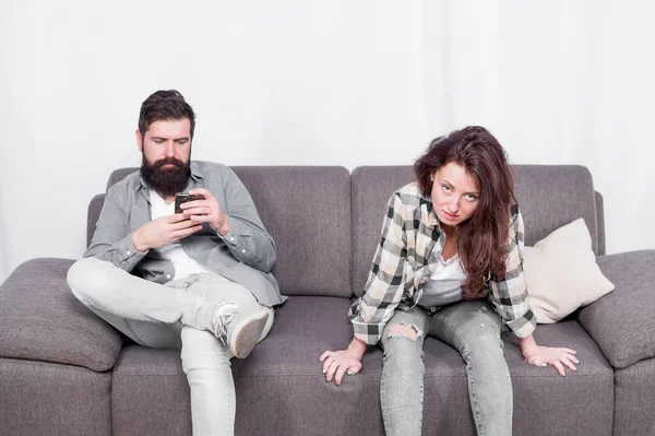 Il l'ignore sans arrêt. Couple bouleversé avec des problèmes de relations. Couple amoureux assis sur le canapé. Couple malheureux ayant désaccord ou querelle. Couple marié souffrant de difficultés familiales — Photo