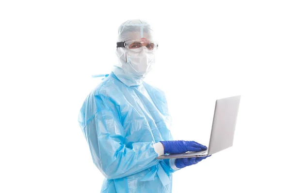 Läkare man i skyddsdräkt isolerad på vitt hålla säker av covid19 sars virus pandemi arbetar hemifrån på datorn online, coronavirus självisolering — Stockfoto