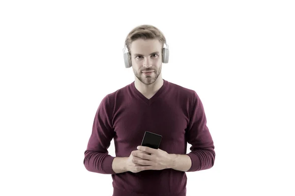 Changer de piste musicale sur téléphone portable. gars confiant ouvrir playlist sur lecteur mp3. amateur de musique charismatique. bel homme non rasé isolé sur blanc. homme écouter de la musique dans les écouteurs — Photo