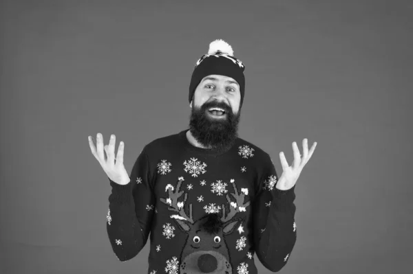 Hey, hey. Örgü şapkalı vahşi hippi. Noel havasında ol. Örgü erkek tarzı. Komik görünüşlü bir adam. Yeni yıl partisi. Hala Noel Baba 'ya inanıyorum. Olgun sakallı adam ren geyiği süveteri — Stok fotoğraf