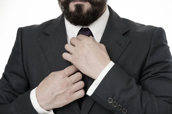 Bűnrészesség üzletembernek. Részlet a nyakkendő tartozékról. Üzletember igazítja a nyakkendő tartozékot. Különleges tartozék részletei üzletember stílusban. Az ördög a részletekben rejlik. üzletember. — Stock Fotó