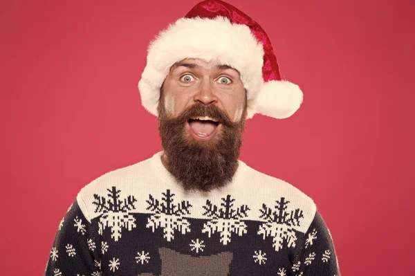 Skutečné pocity. Vánoční čas. Šťastný vousatý muž Santa klobouk. brutální hipster oblíbený svetr červené pozadí. zimní prázdniny. Šťastný knírek. portrét Santy s vousy. oslava nového roku — Stock fotografie