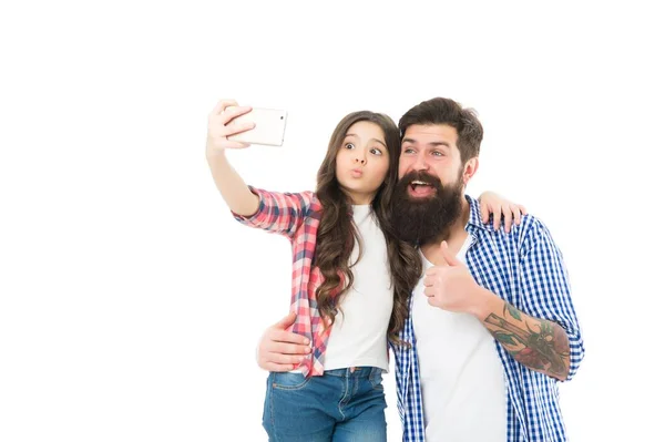 Tiener interesses. Technologie. Gelukkige familie. Ideeën delen en plezier hebben. Leg samen gelukkige momenten vast. Gelukkig meisje met vader. Een kleine, vrolijke vader. Vader en dochter nemen selfie — Stockfoto