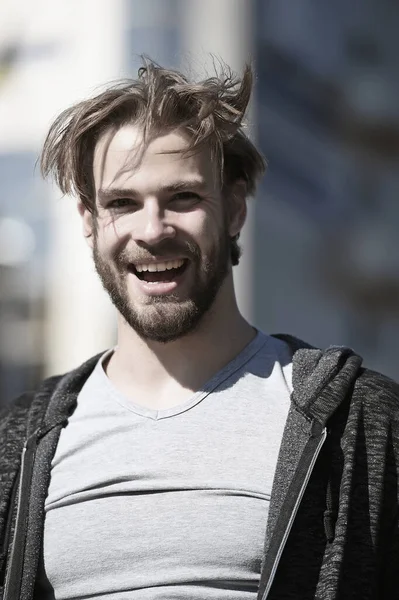 Hombre barbudo feliz con peinado de moda, cara sonriente en camisa —  Fotos de Stock
