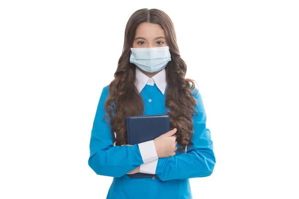 Flicka sjuksköterska hålla anteckningsbok för recept. tonårsläkare i skyddsmask. hygien vid coronaviruspandemi. Vetenskapsman skapar virusvaccin. epidemiutbrott karantän. covid-19 och hälsovård — Stockfoto