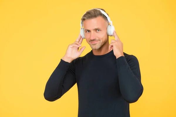 Techno male fashion. guy looking stylish and trendy in earphones. online education. cheerful music lover. sound quality. confident guy with headphones. handsome man listen song — Stock Photo, Image