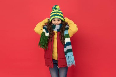 Aktif dinlenme. Neşeli çocuk kalın kışlık kıyafetler giyer. Mevsimlik çocuk modası. Rahat ve rahat olun. Mutlu çocukluk. Soğuk mevsimler genç kızları arar. Örgü giyim tarzı. Sağlığına dikkat et.