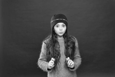 Dışarısı soğuk. Kış kıyafeti. Küçük çocuk örgü şapka takıyor. Üşüme. Küçük kız kış moda aksesuarı. Küçük çocuk uzun saçlı, şapka takıyor. Şirin model kışın tadını çıkar