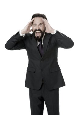 Saldırganlık baş ağrısına neden olur. İş adamı beyaz arka planda dururken el ele tutuşurken baş ağrısı çekiyor. İş adamı stresli bir günde baş ağrısı hisseder. Stresli iş hayatı. Saldırgan deli adam bağırıyor